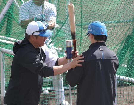 西川（右）に指導する山崎武司臨時コーチ（撮影・西岡正）