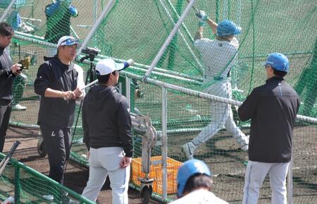 西川（右）にアドバイスする山崎武司臨時コーチ（撮影・西岡正）