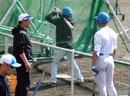 万波（左）を指導する山崎武司コーチ（撮影・西岡正）