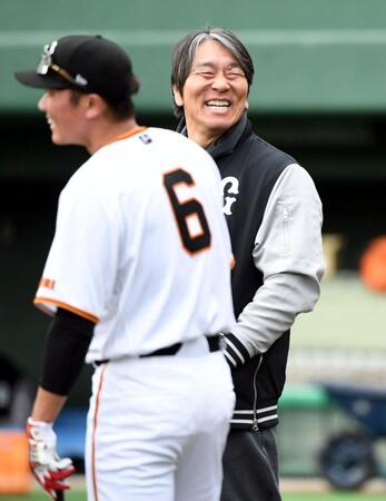 坂本（左）と談笑する松井秀喜臨時コーチ（撮影・佐藤厚）