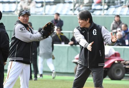 阿部監督（左）とバッティング談義をする松井秀喜臨時コーチ（撮影・佐藤厚）