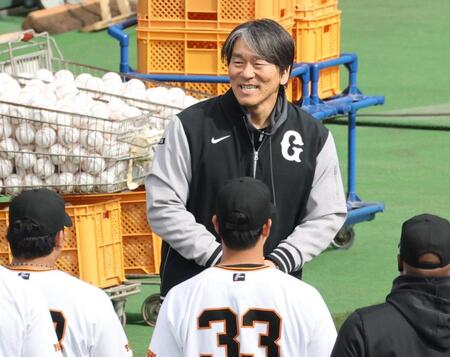巨人ナインらの前であいさつする松井秀喜臨時コーチ