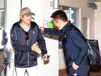 臨時コーチの山崎武司氏（右）を迎える新庄監督（撮影・西岡正）