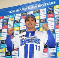 開幕投手を発表し、ポーズを決める東（撮影・西岡正）