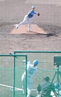 ライブＢＰで万波中正に投球する北山（撮影・西岡正）