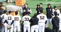 巨人ナインにあいさつする松井秀喜氏（中央）＝撮影・佐藤厚