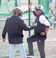 新庄監督（左）と話す山崎武司臨時コーチ（撮影・西岡正）