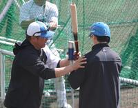 西川（右）に指導する山崎武司臨時コーチ（撮影・西岡正）