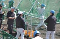 西川（右）にアドバイスする山崎武司臨時コーチ（撮影・西岡正）