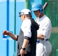 万波（右）を指導する山崎武司臨時コーチ（撮影・西岡正）