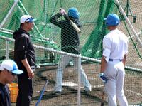 万波（左）を指導する山崎武司コーチ（撮影・西岡正）