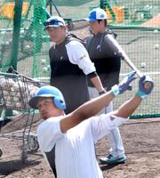 万波の打撃を見る山崎武司臨時コーチ（撮影・西岡正）