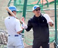 野村（左）に打撃指導する山崎武司臨時コーチ（撮影・西岡正）