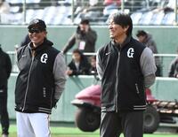 阿部監督（左）と談笑する松井秀喜臨時コーチ（撮影・佐藤厚）