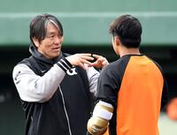 石塚（右）を指導する松井秀喜臨時コーチ（撮影・佐藤厚）