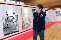 「長嶋茂雄　追悼展示」を見る松井秀喜臨時コーチ（撮影・佐藤厚）