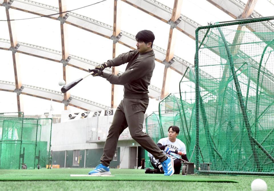 休日返上でバットを振る泉口（中央）と中山（右）＝撮影・佐藤厚