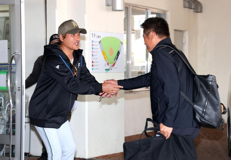 臨時コーチの山崎武司氏（右）を迎える新庄監督（撮影・西岡正）