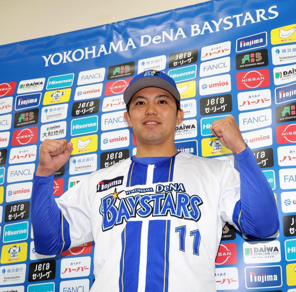 開幕投手を発表し、ポーズを決める東（撮影・西岡正）