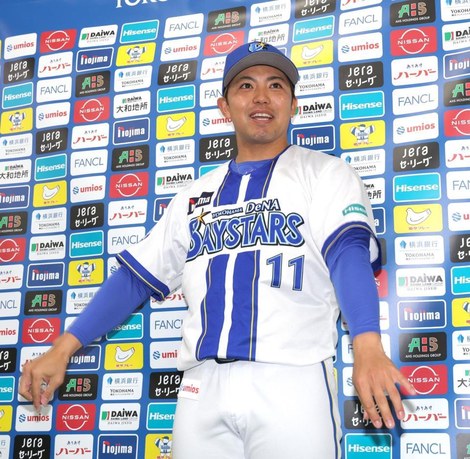 開幕投手を発表する東（撮影・西岡正）