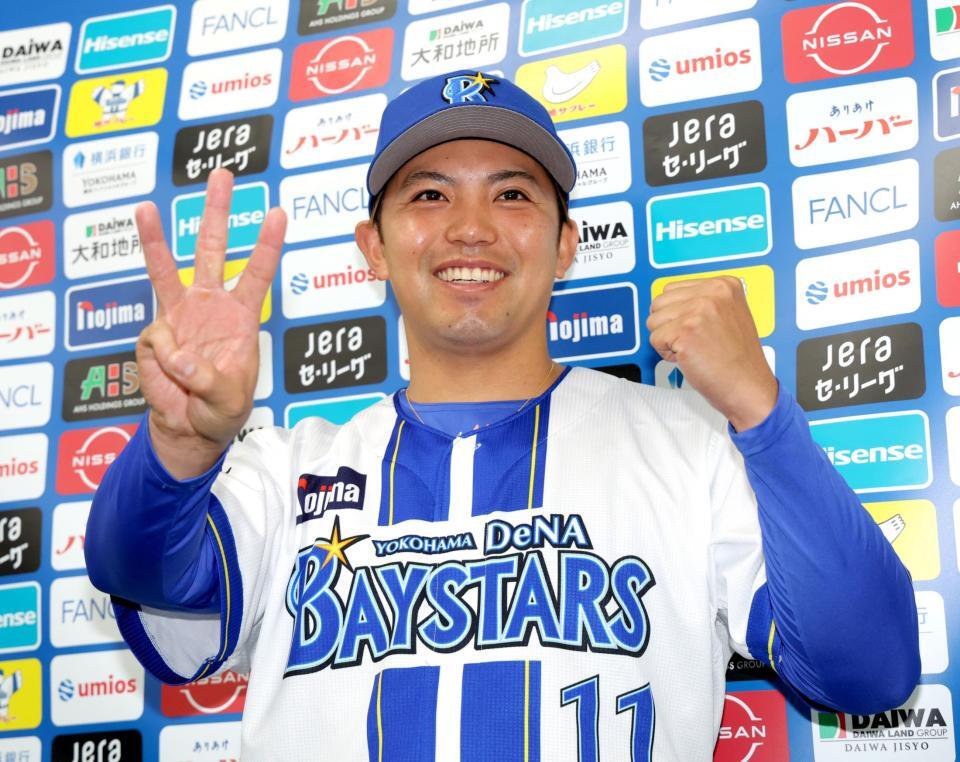 ３年連続となる開幕投手を発表し、ポーズを決める東（撮影・西岡正）