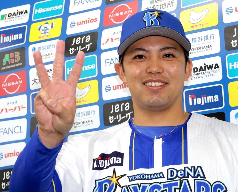 ３年連続となる開幕投手を発表し、ポーズを決める東（撮影・西岡正）