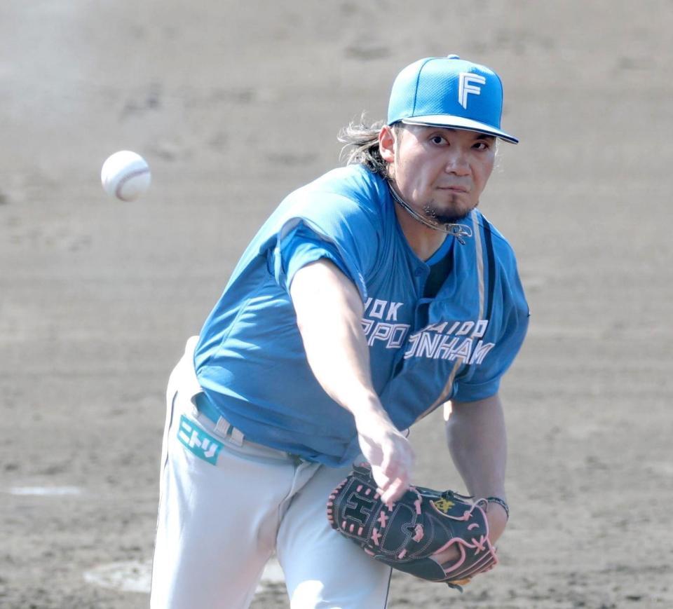 ライブＢＰに登板し、投球する伊藤（撮影・西岡正）