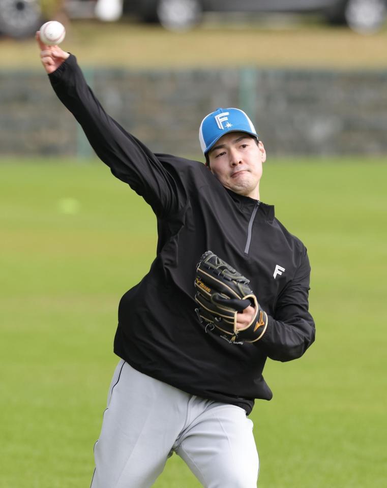 チームに合流し、キャッチボールする日本ハム・有原航平＝エナジックスタジアム名護（撮影・西岡正）