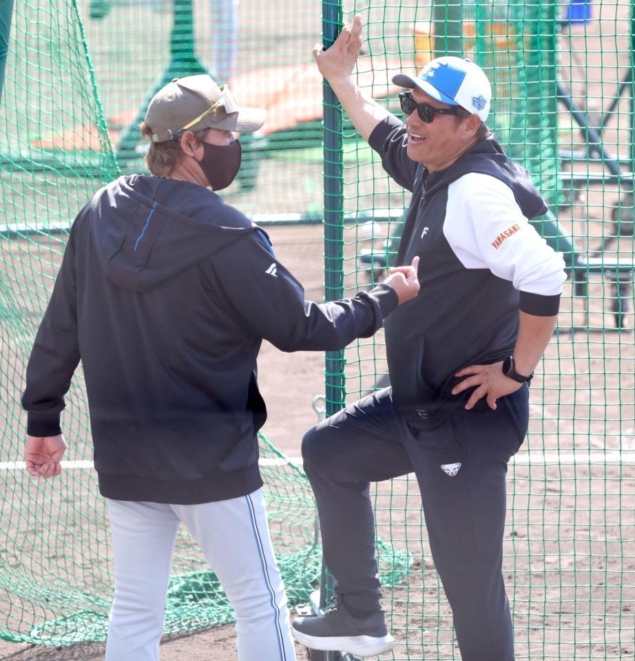 新庄監督（左）と話す山崎武司臨時コーチ（撮影・西岡正）