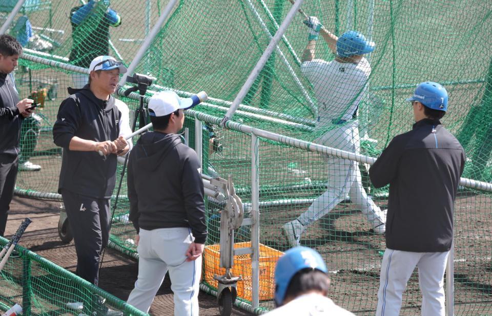 西川（右）にアドバイスする山崎武司臨時コーチ（撮影・西岡正）