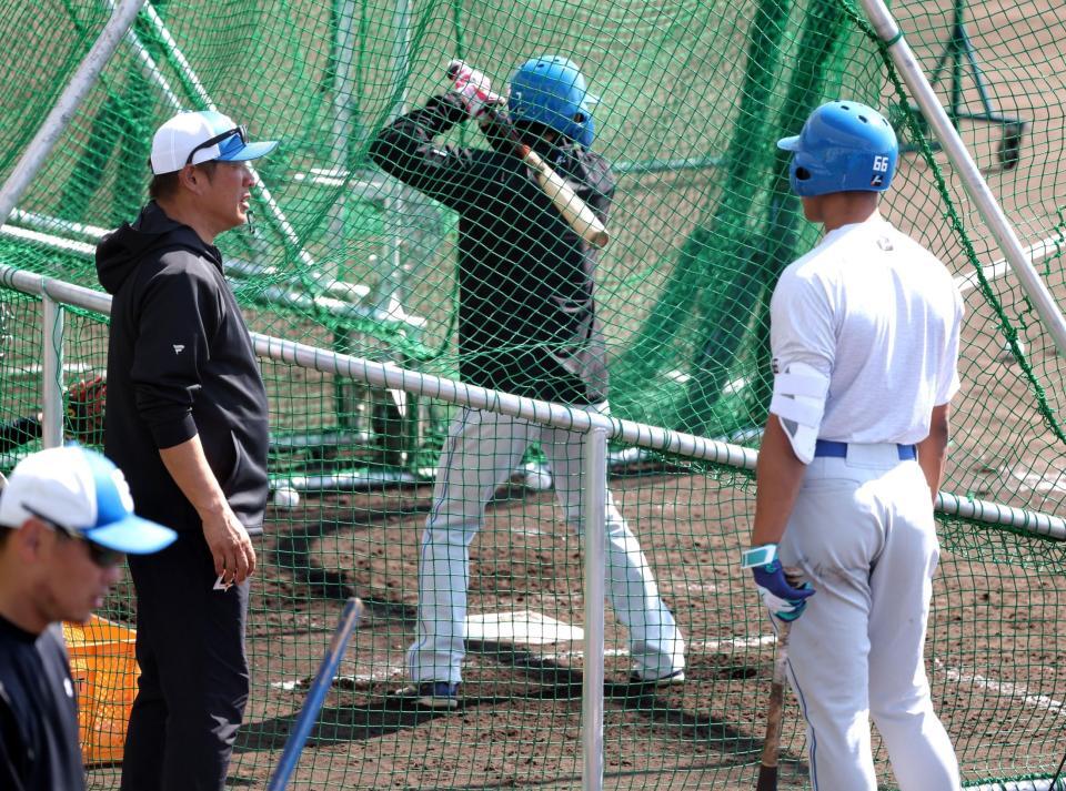 万波（左）を指導する山崎武司コーチ（撮影・西岡正）