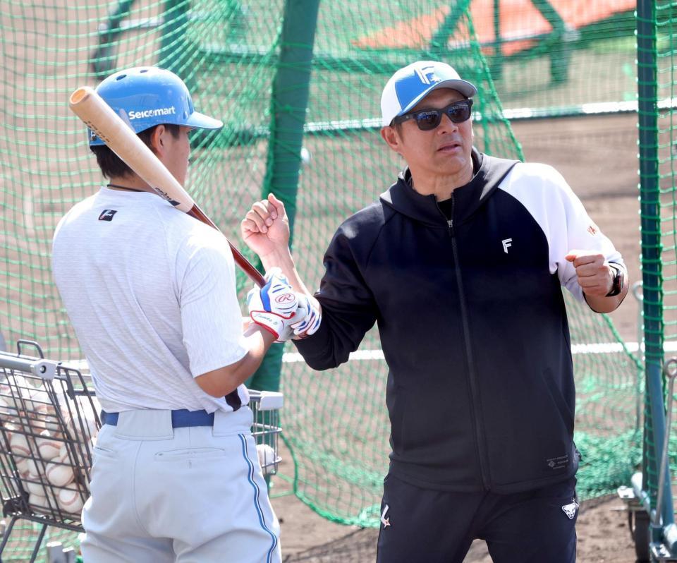 野村（左）に打撃指導する山崎武司臨時コーチ（撮影・西岡正）