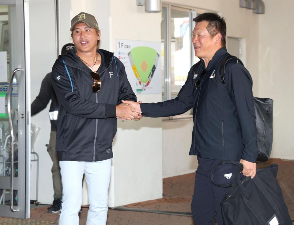臨時コーチの山崎武司氏（右）を迎える新庄監督（撮影・西岡正）
