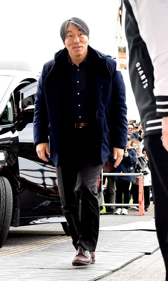 球場入りする松井秀喜氏（撮影・佐藤厚）