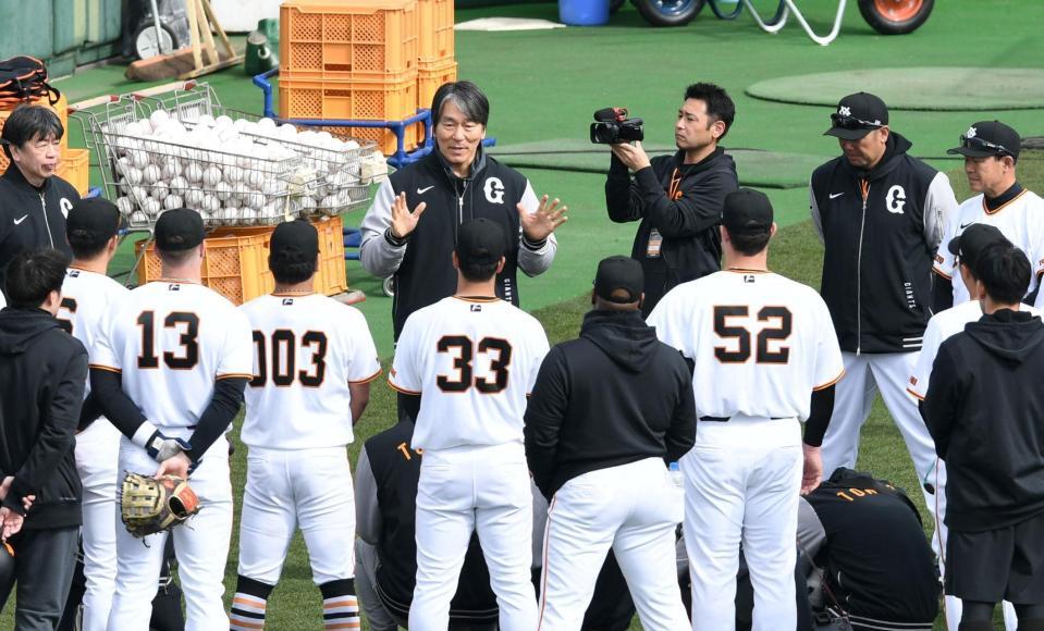 巨人ナインにあいさつする松井秀喜氏（中央）＝撮影・佐藤厚