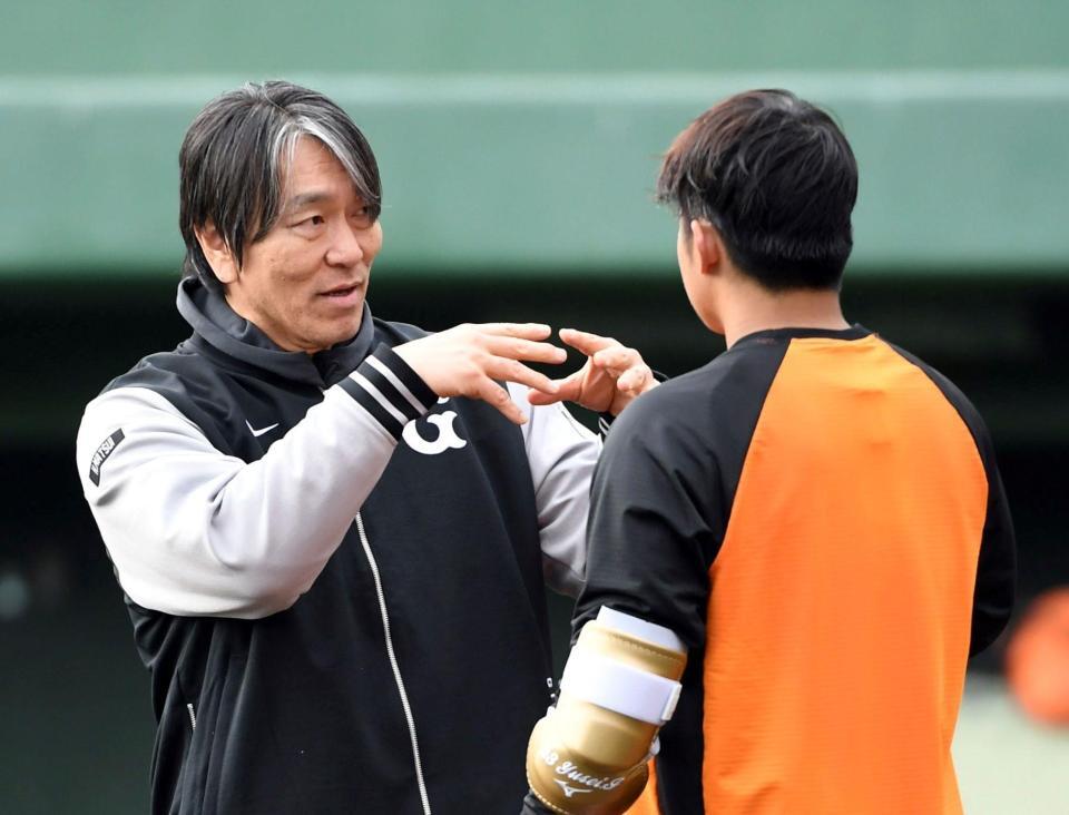 石塚（右）を指導する松井秀喜臨時コーチ（撮影・佐藤厚）