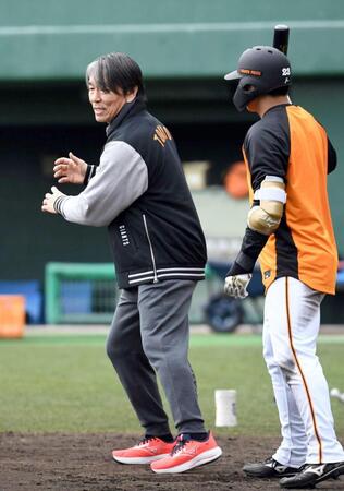 　石塚（右）を指導する松井秀喜氏