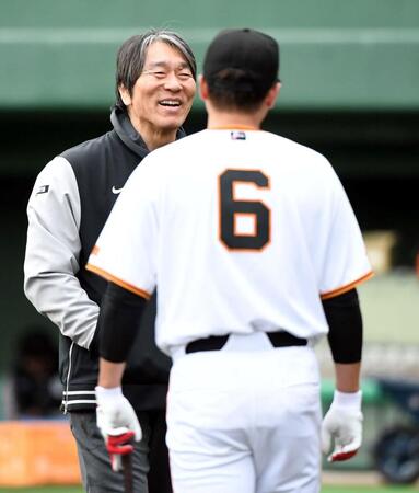 坂本（右）と談笑する松井秀喜臨時コーチ（撮影・佐藤厚）