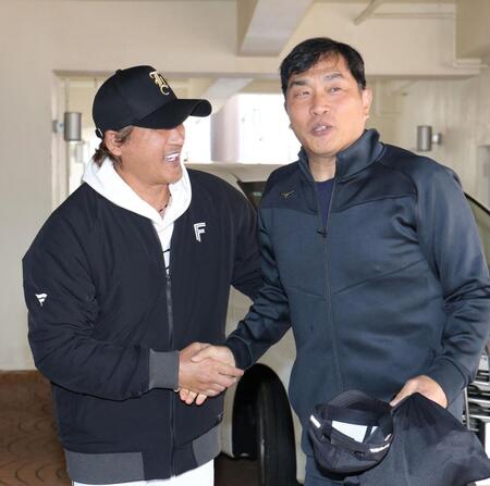出迎えた新庄監督（左）と握手する山本昌臨時コーチ（撮影・西岡正）