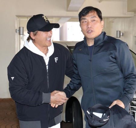 出迎えた新庄監督（左）と握手する山本昌臨時コーチ（撮影・西岡正）
