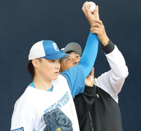 山本昌臨時コーチ（右）から指導を受ける山崎（撮影・西岡正）