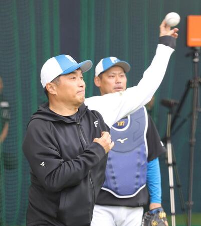 山崎とキャッチボールする山本昌臨時コーチ（撮影・西岡正）