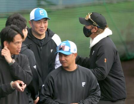 新庄監督（右）と話す山本昌臨時コーチ（撮影・西岡正）