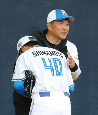 あいさつした島本（４０）を笑顔で迎える山本昌臨時コーチ（撮影・西岡正）