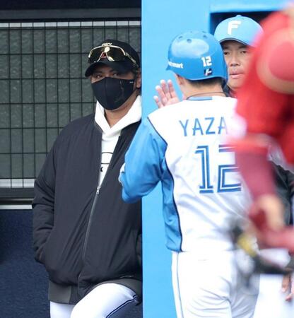 吉田の適時打で生還した矢沢（１２）を迎える新庄監督（撮影・西岡正）