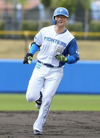 　楽天との練習試合で本塁打を放ち、笑顔で塁を回る日本ハム・清宮幸＝名護