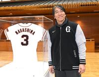 「背番号３」の横に立つ松井秀喜臨時コーチ（撮影・佐藤厚）