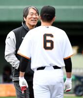 坂本（右）と談笑する松井秀喜臨時コーチ（撮影・佐藤厚）