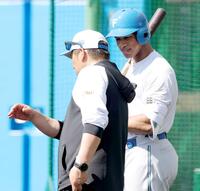 　万波（右）を指導する山崎武司臨時コーチ（撮影・西岡正）