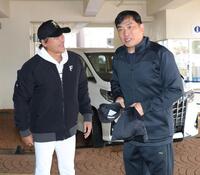 新庄監督（左）と話す山本昌臨時コーチ（撮影・西岡正）